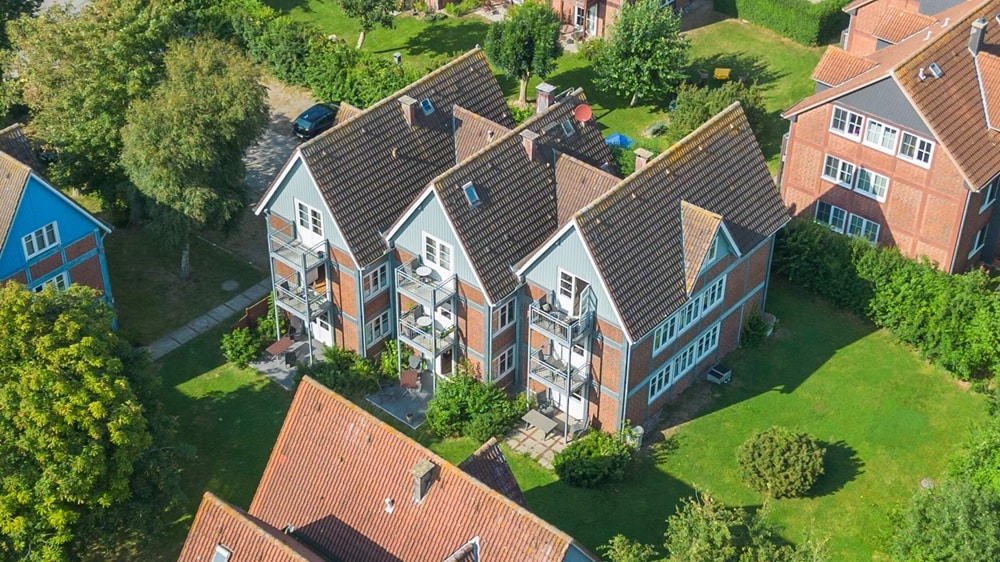 Pellworm - Gesamtüberblick 01 WBC GmbH - Jasper Clausen - Pellworm - Haus Außenansicht Drohnenaufnahme